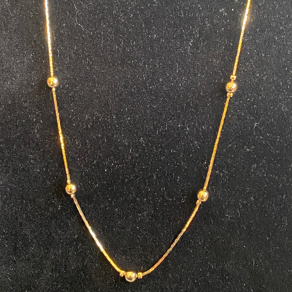 Simple gold tone “S” chain necklace with gold beads